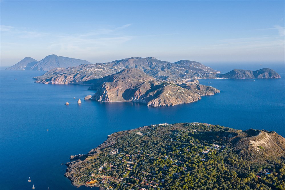 img:https://www.thethinkingtraveller.com/media/Resized/SICILY local areas/Aeolian Islands - JUL15/1000/shutterstock_1559422484.jpg